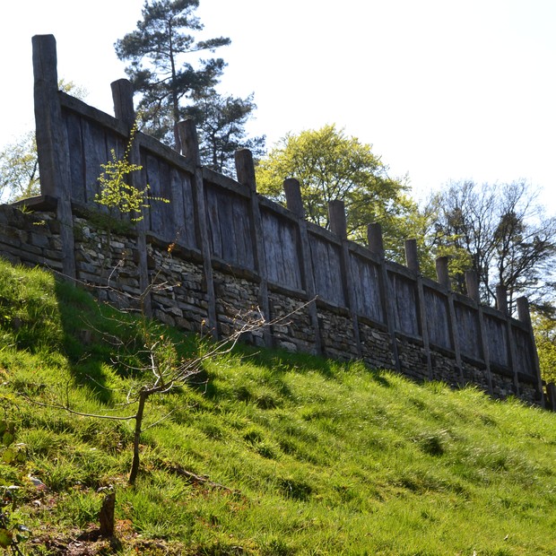 Rekonstruierte Mauer vom Tönsberg im Archäologischen Freilichtmuseum Oerlinghausen, Kreis Lippe (Foto: Ulrike Steinkrüger)