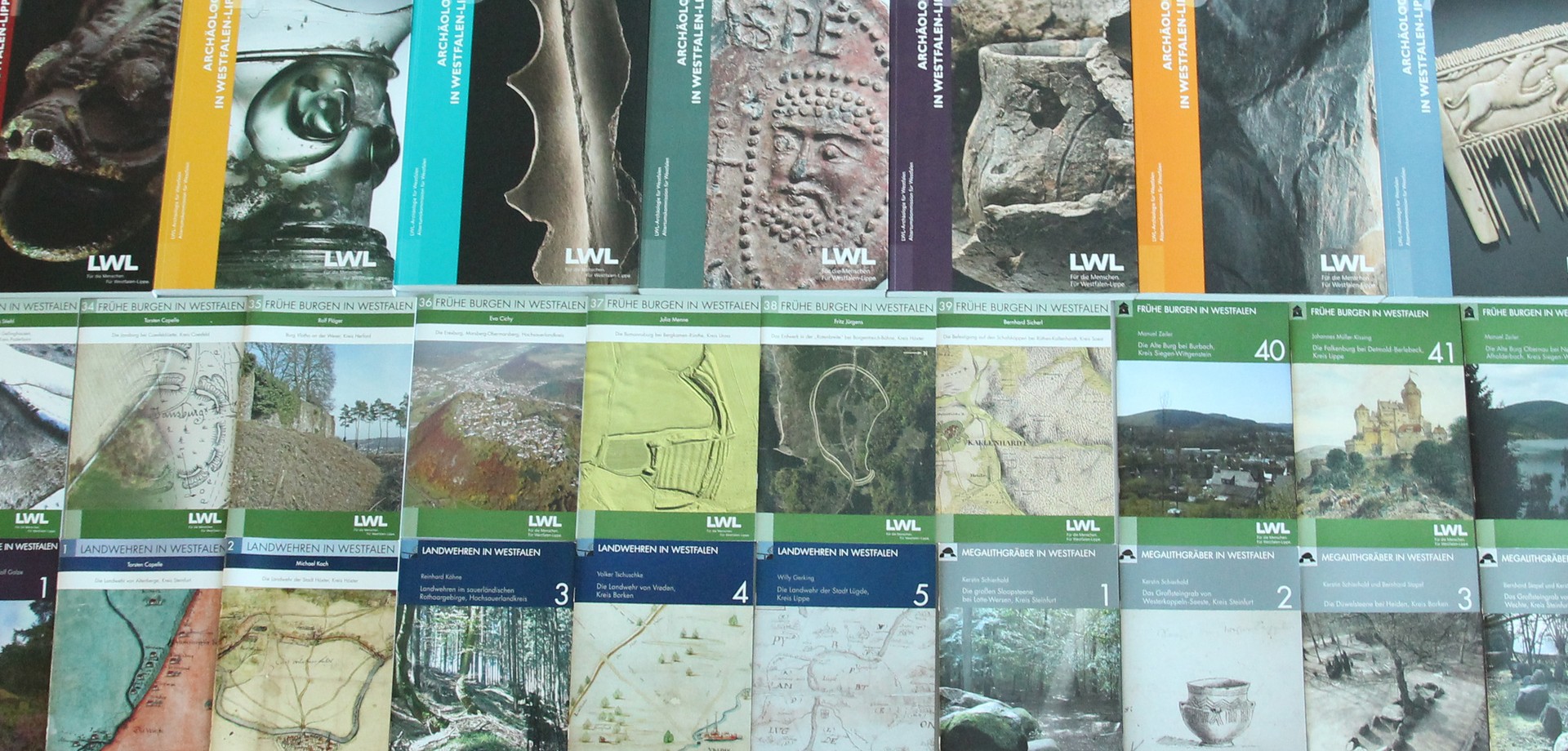 Auswahl von Publikationen der Altertumskommission (Foto: Altertumskommissin/Priß).