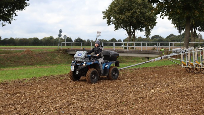 Die Volontärin der Altertumskommission vermisst das Feld mithilfe des Quads. Die Volontärin der Altertumskommission vermisst das Feld mithilfe des Quads.