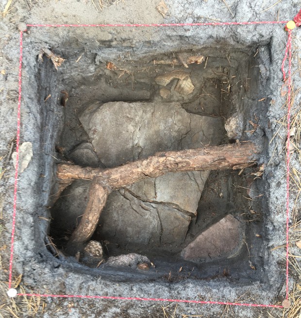 Die Reste des datierten Keramikgefäßes in situ. (Foto: Altertumskommission/Reck).