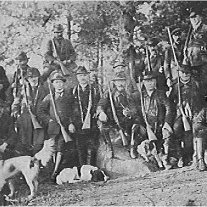 Jäger an den Düwelsteenen, um 1920. (vergrößerte Bildansicht wird geöffnet)
