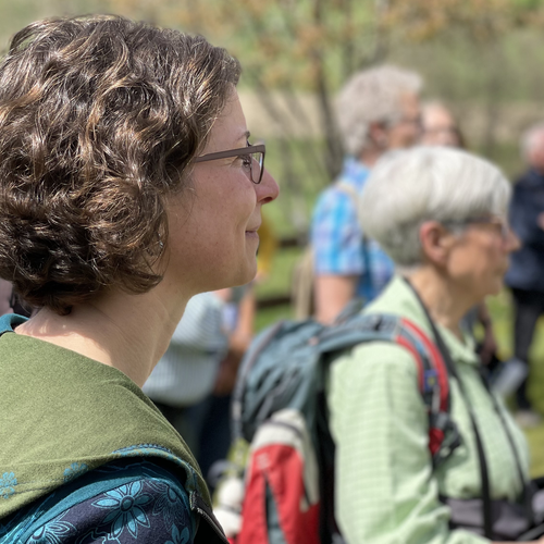 Ulrike Steinkrüger und die Pilgernden vor der St. Agatha Kapelle.