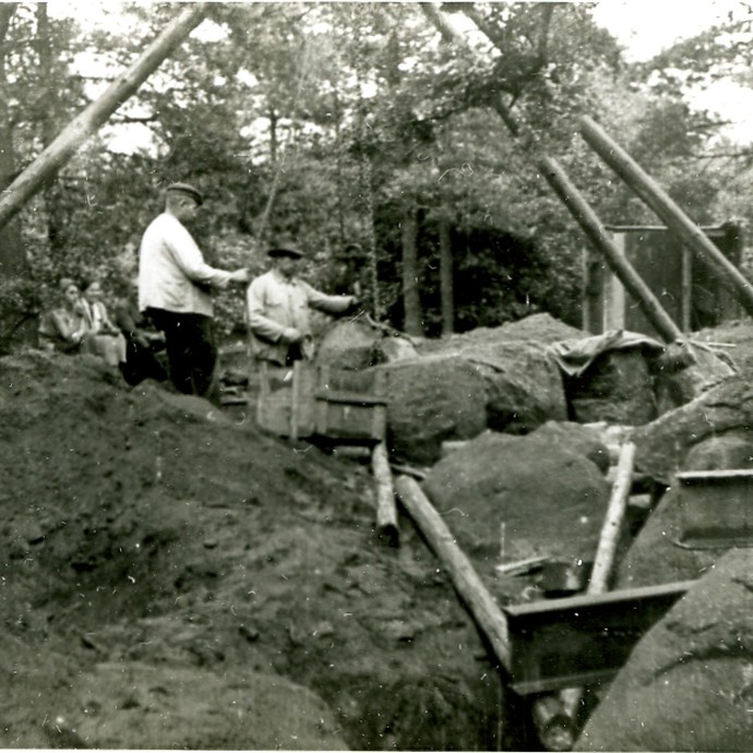 Aufnahme von den Umgestaltungen und Grabungen an den Düwelsteenen 1932. (vergrößerte Bildansicht wird geöffnet)