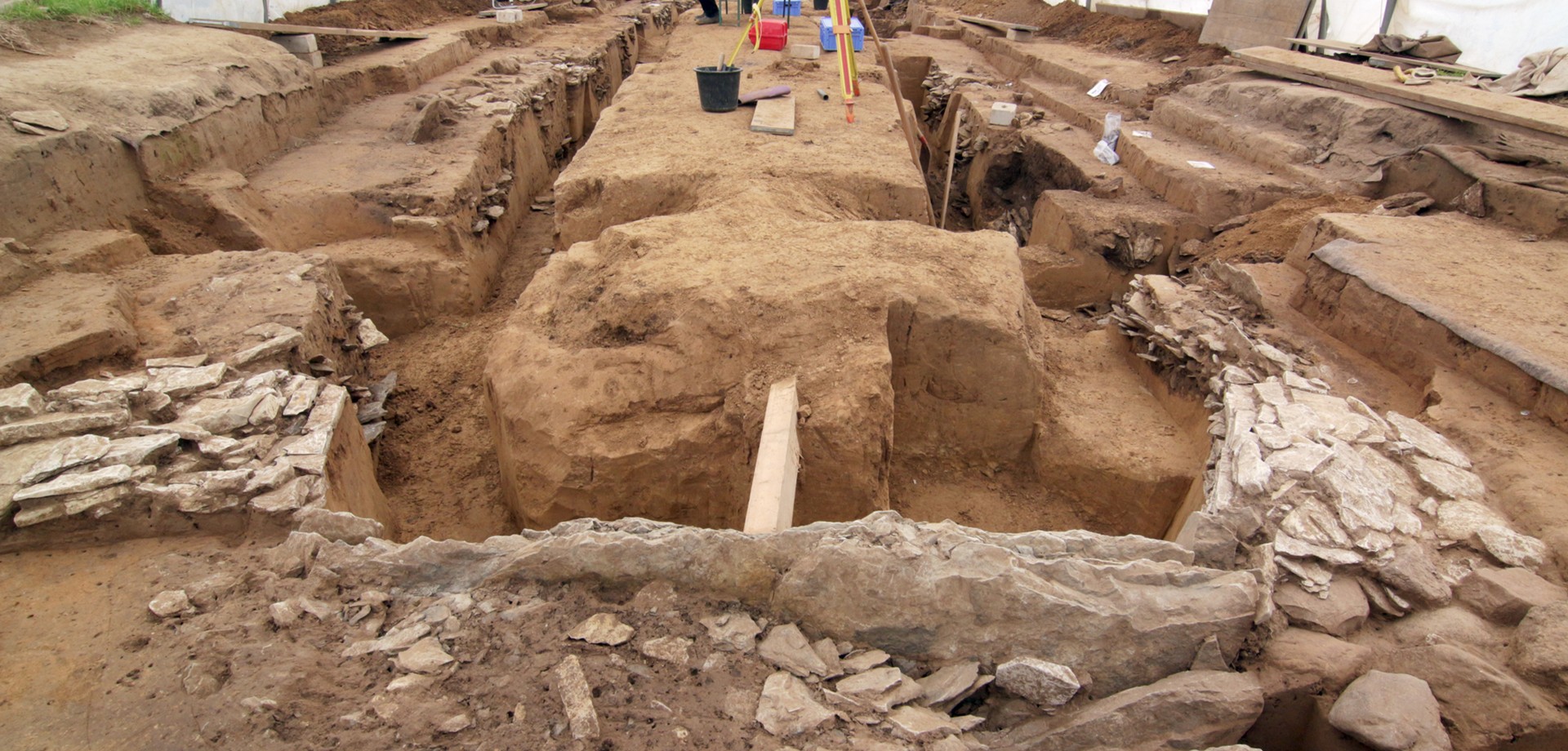 Grabungsszene bei der Ausgrabung von Grab I (Foto: H. Menne).