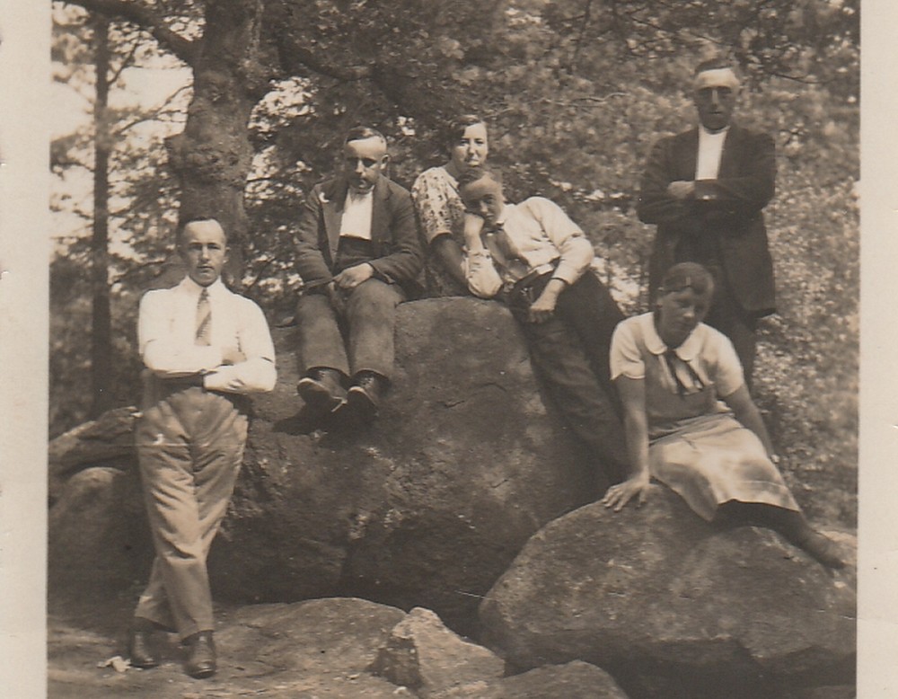 Familienfotografie an den Düwelsteenen, nach 1932 (Familie Lobu).