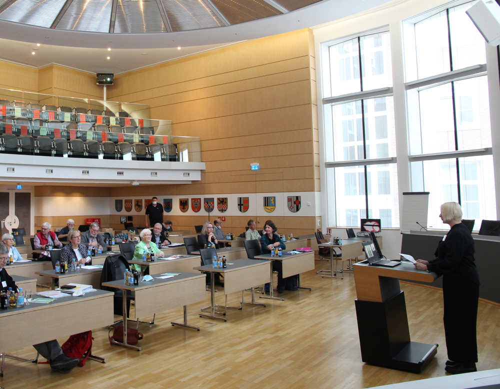 Dr. Cornelia Bauer begrüßt die Teilnehmenden des Workshops (Foto: Altertumskommission/Reck).