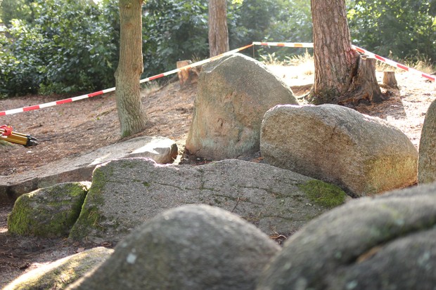 Die Kleinen Sloopsteene während der Grabung 2020 (Foto: Altertumskommission/Klinke).