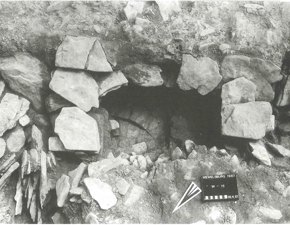 Wewelsburg I. Reste von Zwischen- und Füllmauerwerk am Wandstein 15 von NW (Foto: Günther/Viets 1992, 107).