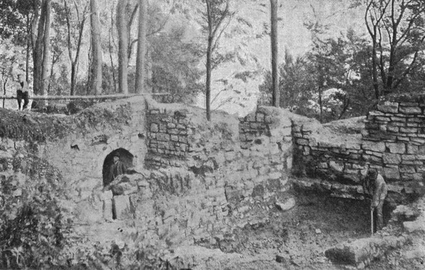 Ausgrabungen im Inneren der Iburg von 1901 (Best/ Rüthing 2006, Abb. 11). Ausgrabungen im Inneren der Iburg von 1901 (Best/ Rüthing 2006, Abb. 11).