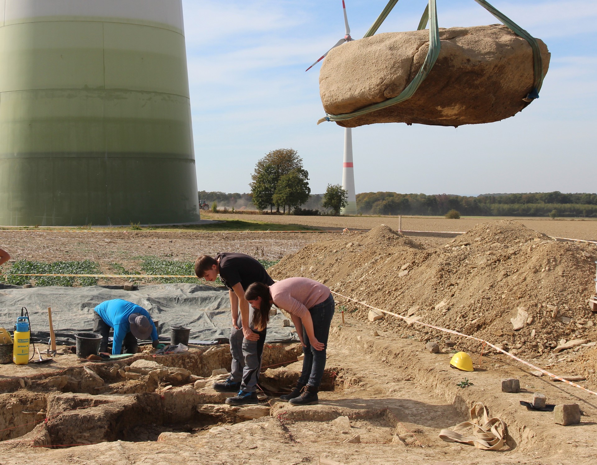 Entnahme eines Findlings während der Grabung 2018 (Foto: Altertumskommission/Klinke). Entnahme eines Findlings während der Grabung 2018 (Foto: Altertumskommission/Klinke).