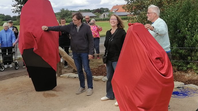 Feierliche Enthüllung der neuen Informationselemente durch Dr. Vera Brieske, Dr. Ingo Pfeffer und Dr. Wieland Wienkämper. (Foto: Peter Herschlein).