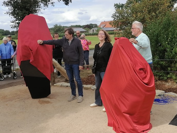 Feierliche Enthüllung der neuen Informationselemente durch Dr. Vera Brieske, Dr. Ingo Pfeffer und Dr. Wieland Wienkämper. (Foto: Peter Herschlein).