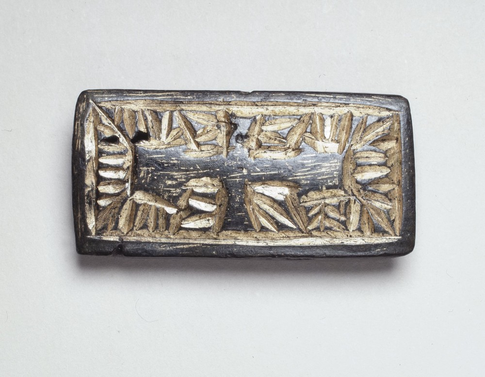 Riemenbeschlag mit Kreuzdarstellung, 9./10. Jh. von Gaulskopf (LWL-Archäologie für Westfalen/St. Brentführer).