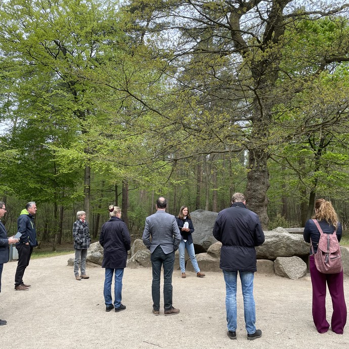 Fachvortrag an den Düwelsteenen im Rahmen der Fachtagung "Megalithic Routes", 2022. (vergrößerte Bildansicht wird geöffnet)