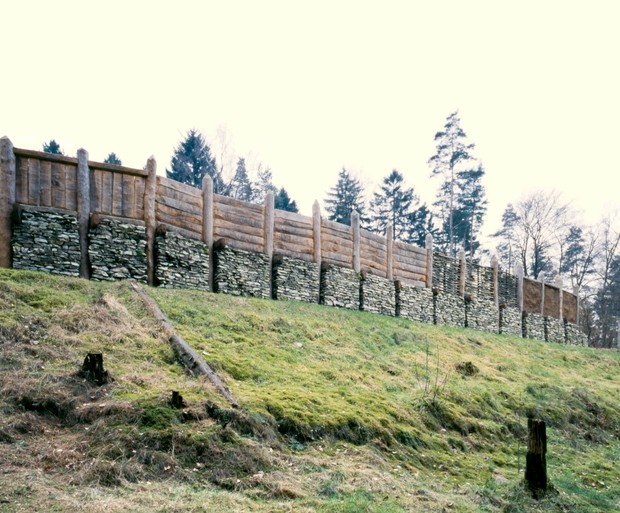 Rekonstruktion des eisenzeitlichen Walles im Freilichtmuseum Oerlinghausen (Foto: AFM Oerlinghausen).
