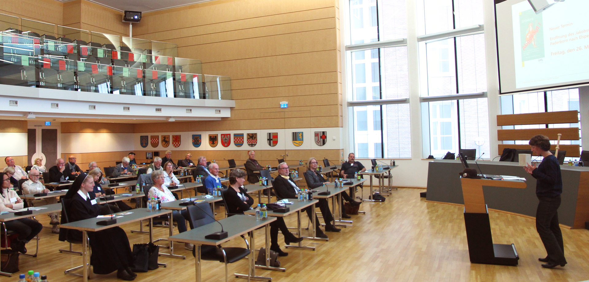 Ulrike Steinkrüger begrüßt die Teilnehmer des Workshops im Plenarsaal des LWL-Landeshauses in Münster (Foto: Altertumskommission/Reck).