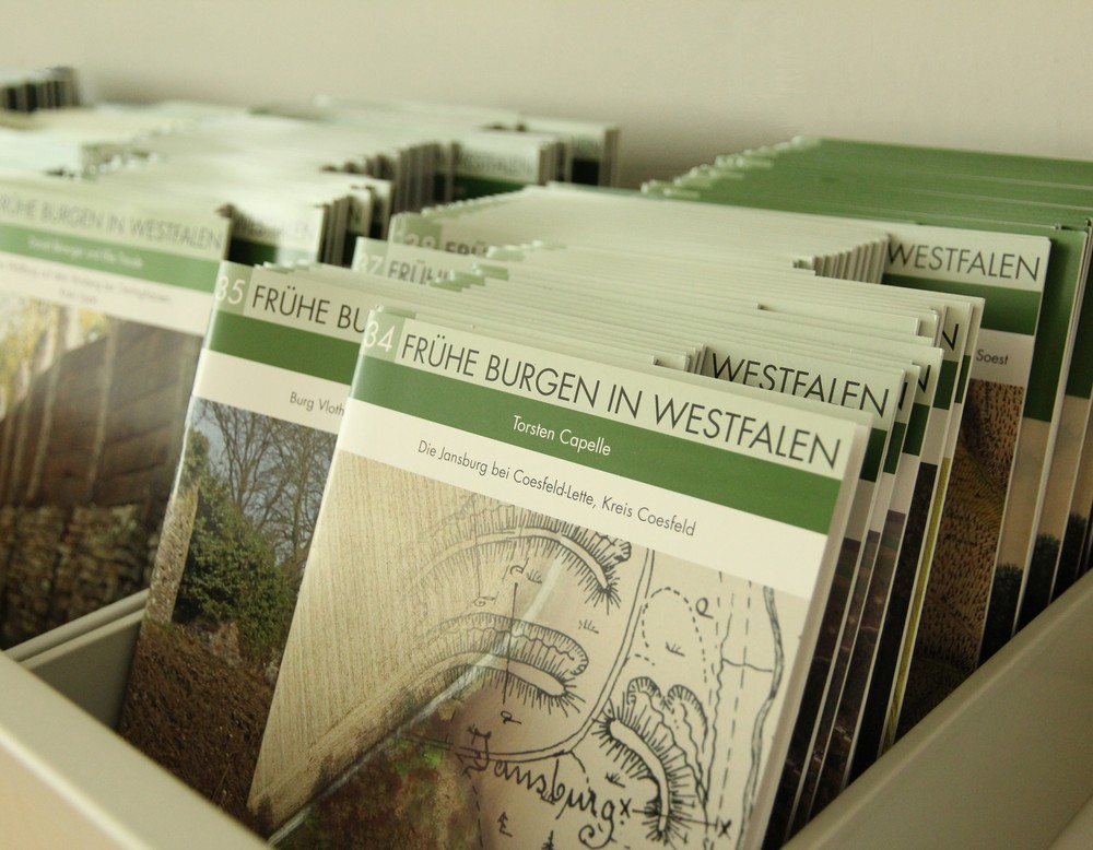 Ausgewählte Bände der Reihe "Frühe Burgen in Westfalen" (Altertumskommission/Priß).
