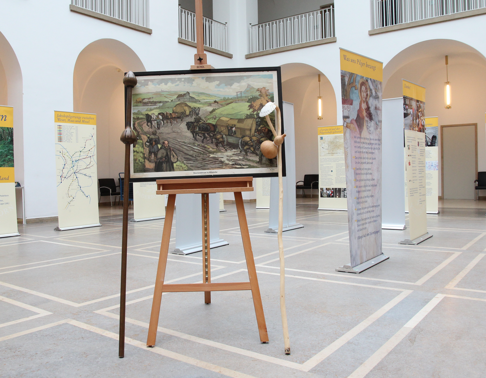 Die Pilgerausstellung des SHB im Foyer des Landeshauses (Foto: Altertumskommission/Reck).