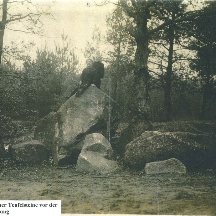 Fotografie der Düwelsteene, 1928. (vergrößerte Bildansicht wird geöffnet)