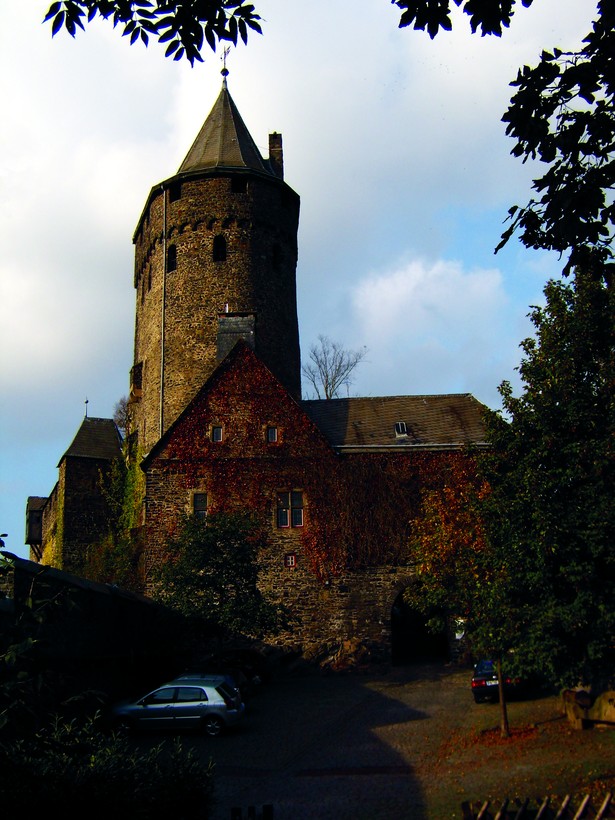 Blick auf den unteren Burghof von Burg Altena (St. Eismann, Münster).