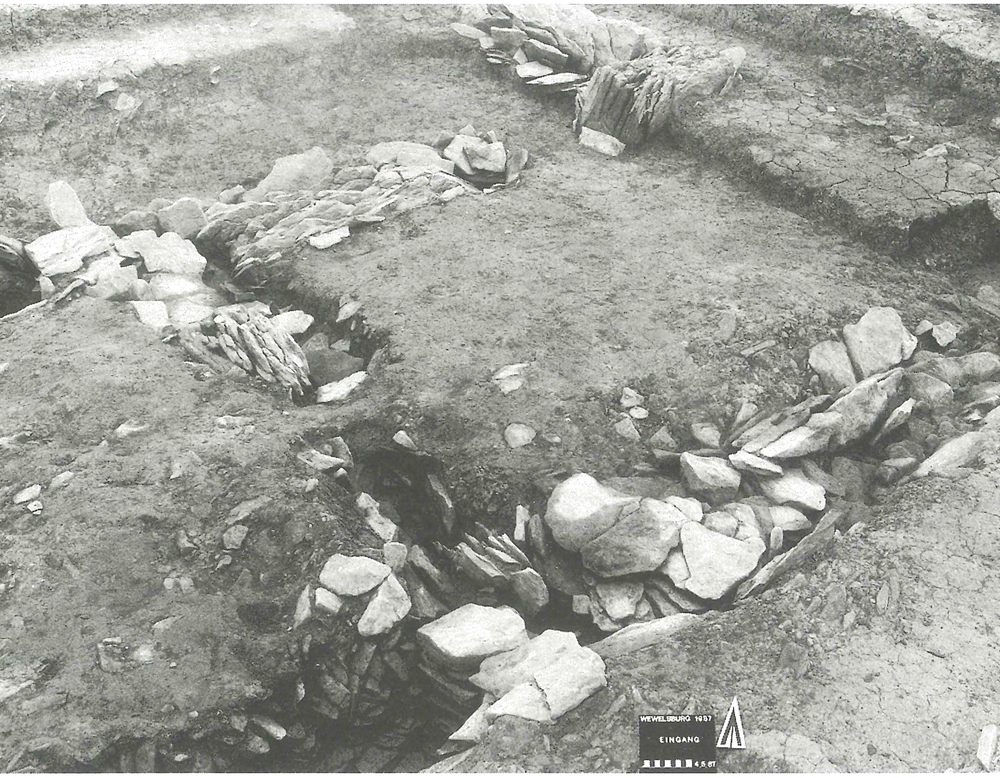 Der Eingang des Galeriegrabes Wewelsburg I von Süden (Foto: Günther/Viets 1992, 109).