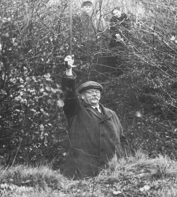 Prof. Langewiesche 1934 im Graben der Wallburg Babilonie. Prof. Langewiesche 1934 im Graben der Wallburg Babilonie.