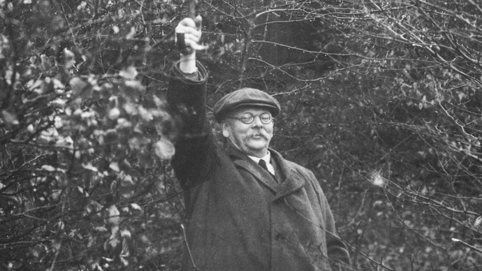 Prof. Friedrich Langewiesche 1934 im Graben der Wallburg Babilonie.
