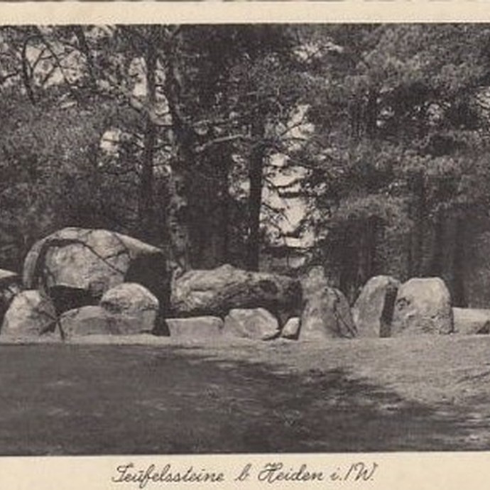 Postkarte der Düwelsteene, um 1950. (vergrößerte Bildansicht wird geöffnet)