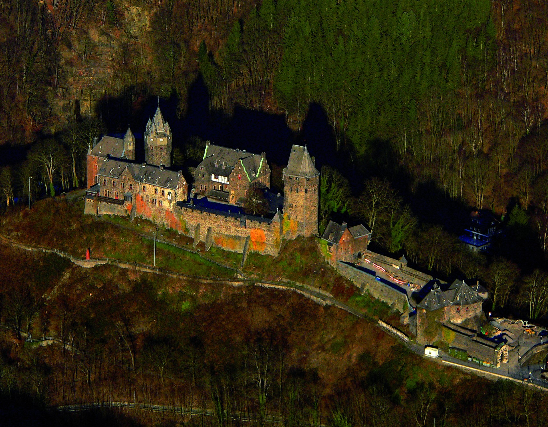 Luftbild von Burg Altena von Westen (G. Schmitz).
