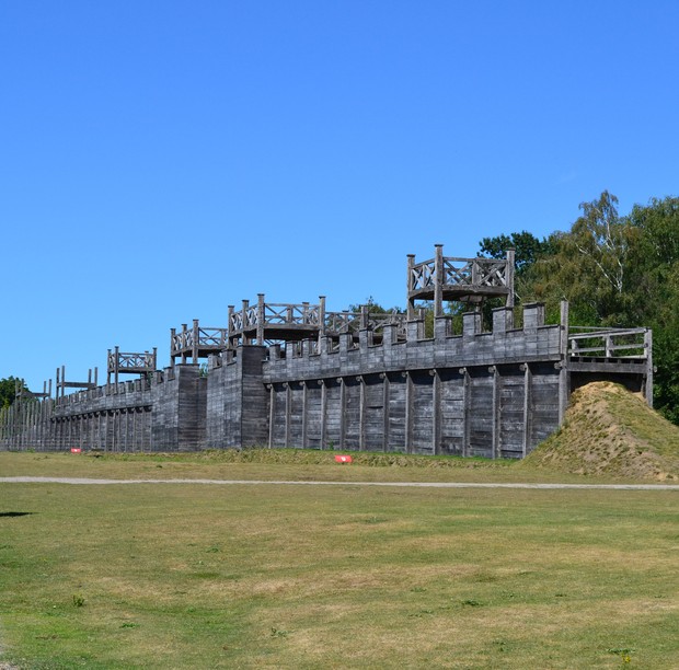 Rekonstruktion der Holz-Erde-Mauer des römischen Hauptlagers (Foto: U. Steinkrüger).