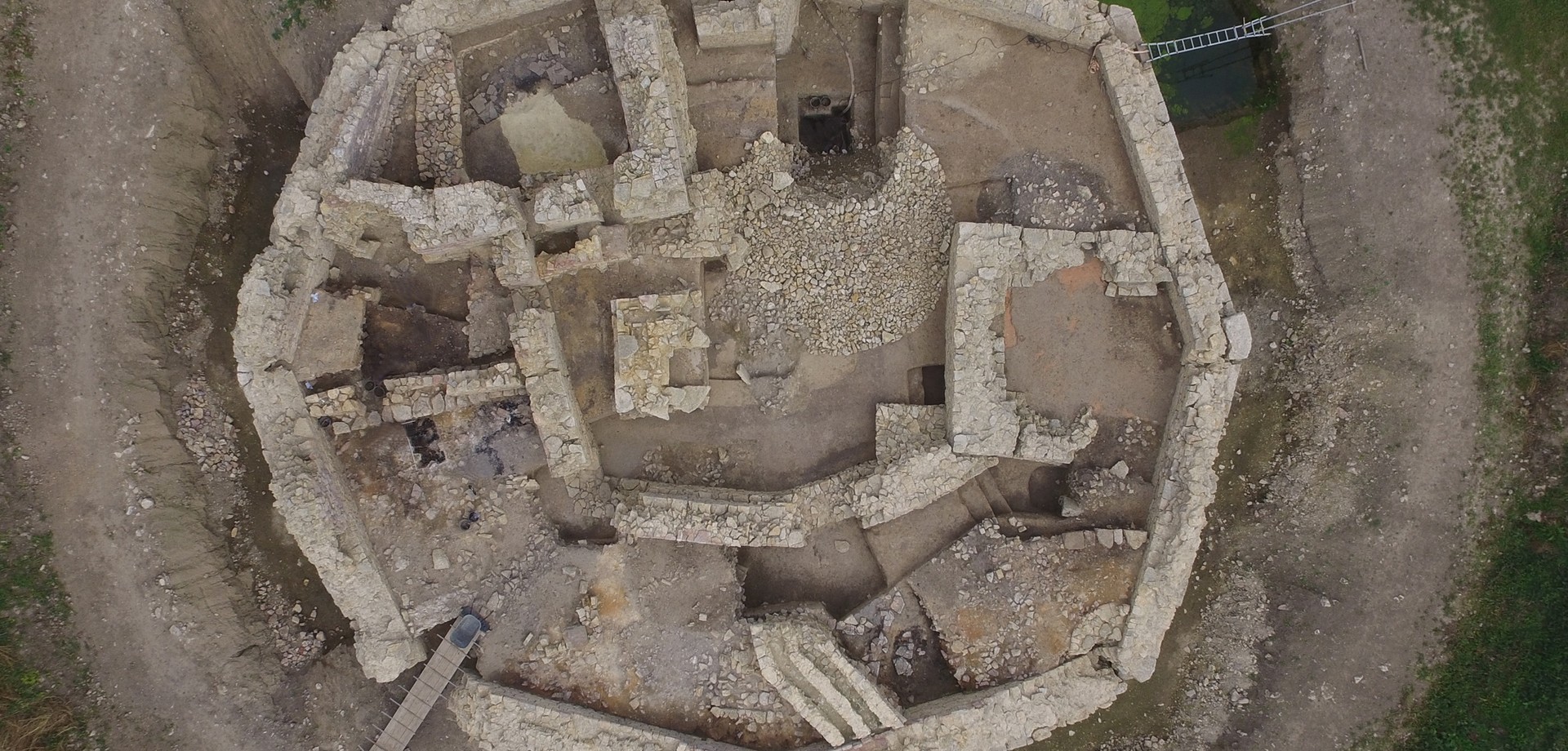 Genordetes Luftbild der Holsterburg von 2016 (LWL-Archäologie für Westfalen/R. Klostermann).