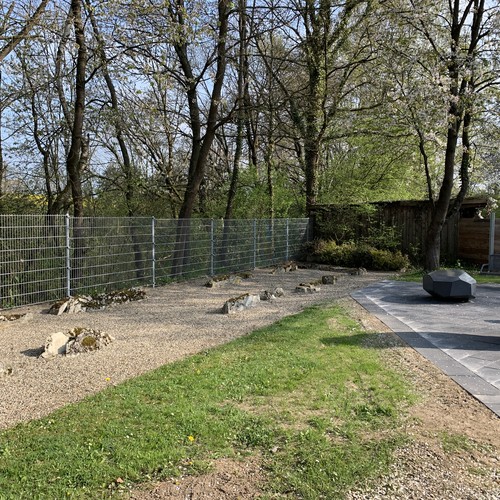 Das Galeriegrab von Soest-Hiddingsen mit den neuen Info-Elementen (Foto: Altertumskommission/Kopner)