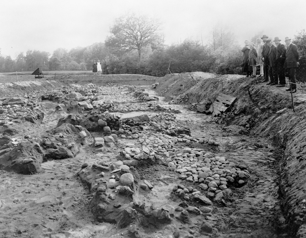 Lengerich-Wechte I im Überblick: Gut erkennbar das Bodenpflaster (Foto: Archiv LWL-Archäologie für Westfalen).