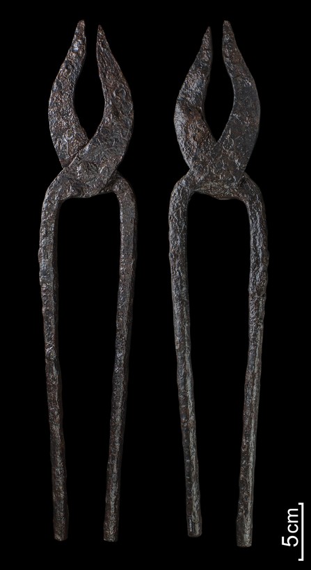 Schmiedezange aus Aue (LWL-Archäologie für Westfalen/H. Menne). Schmiedezange aus Aue (LWL-Archäologie für Westfalen/H. Menne).