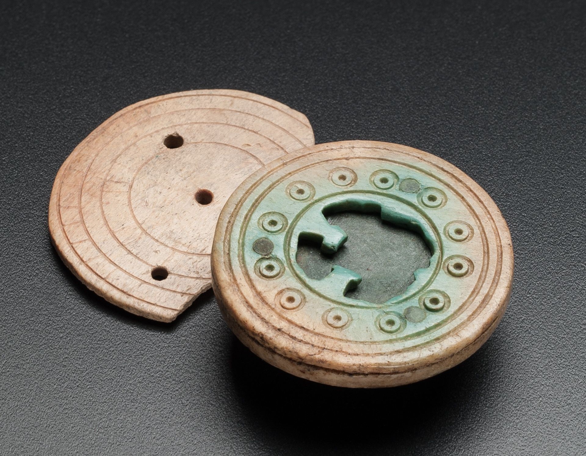 Zwei Spielsteine von der Holsterburg (Foto: LWL-Archäologie für Westfalen/S. Brentführer).