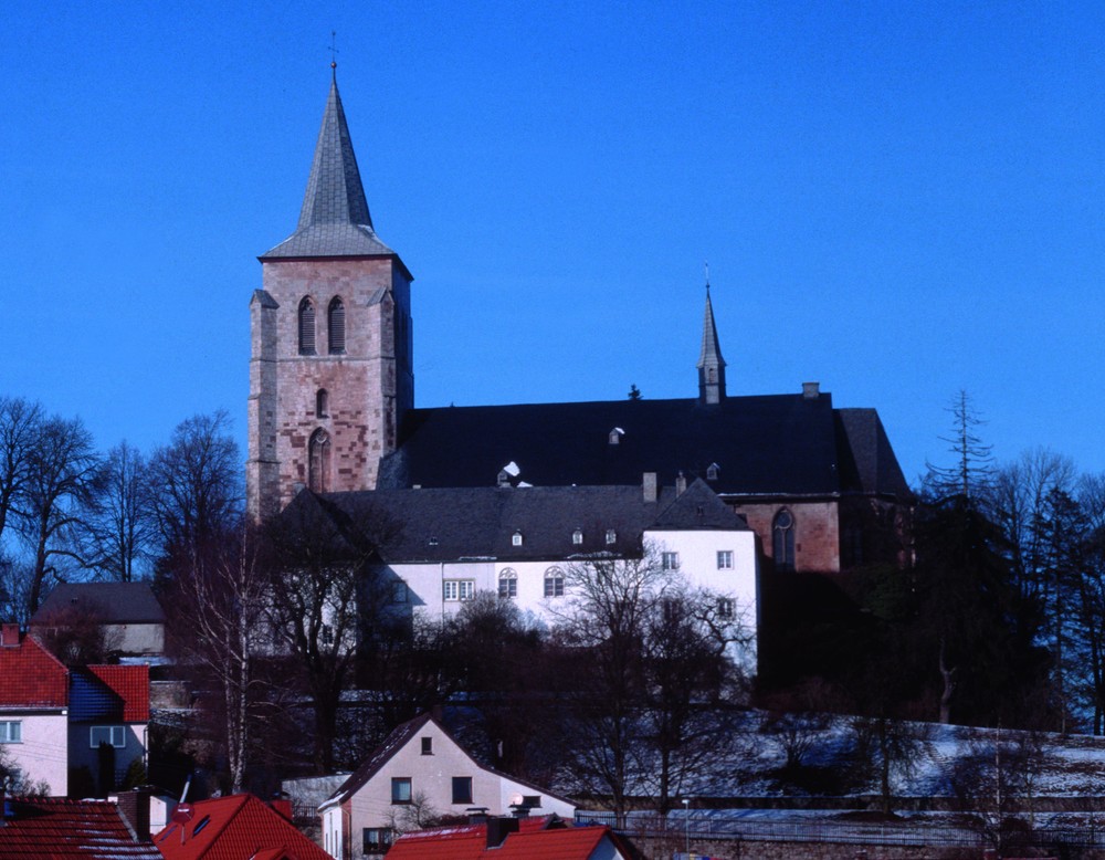 Die Stiftskirche Obermarsberg von Süden (LWL-Archäologie für Westfalen/H. Menne).