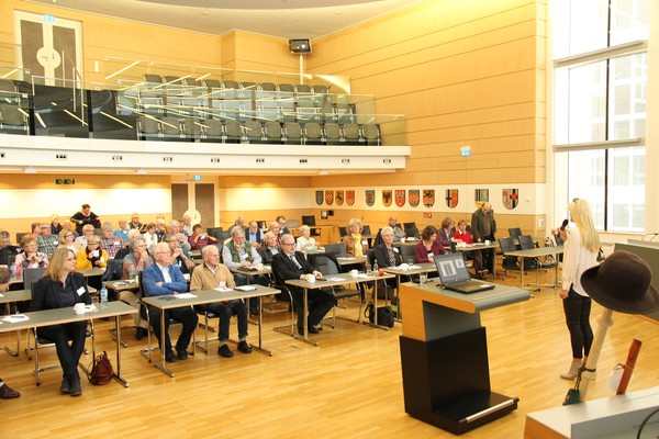 Barbara Rüschoff-Parzinger spricht einleitende Worte (Foto: Altertumskommission/Priß).