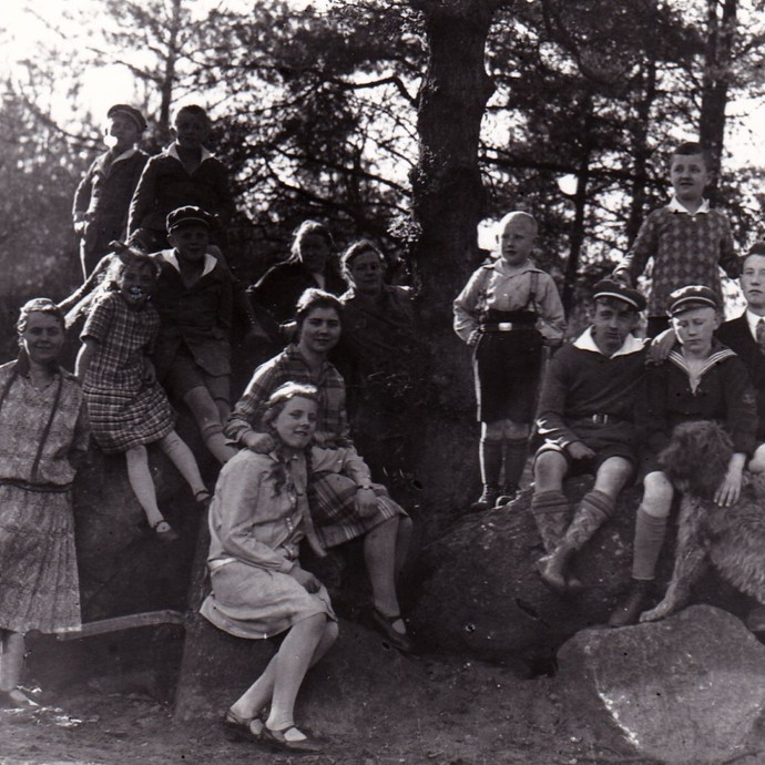 Schulklasse an den Düwelsteenen, 1925. (vergrößerte Bildansicht wird geöffnet)