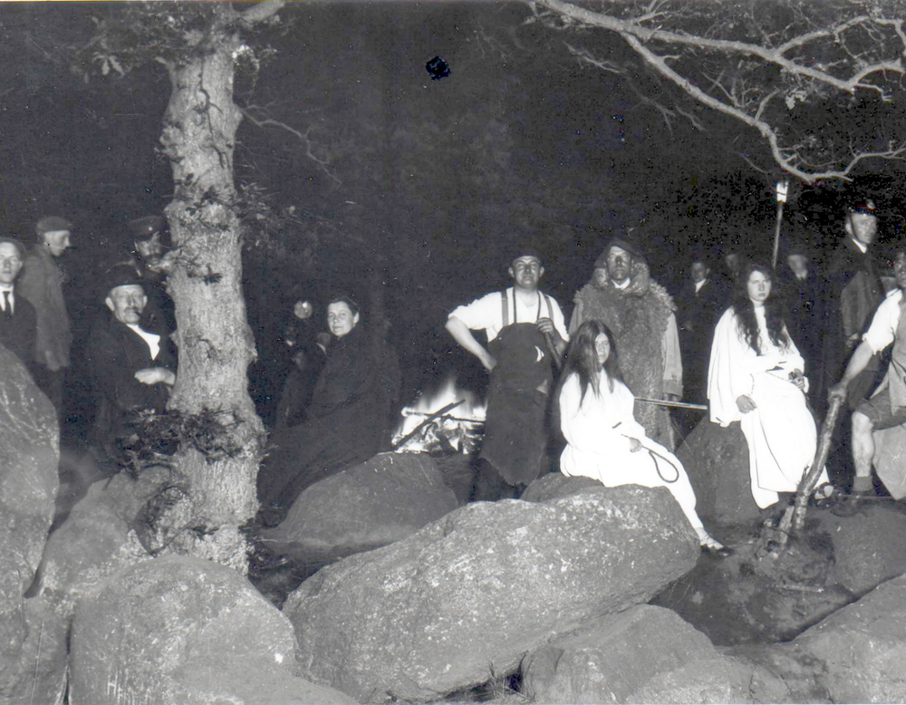 Sonnenwendfeier 1925 an den Düwelsteenen, vom Heimatverein Heiden u. den Jägern (Foto: Heimatarchiv/Heimatverein Heiden 1921 e.V.).