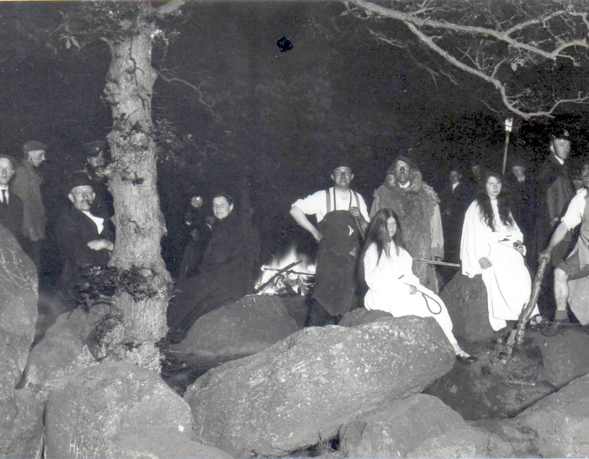 Sonnenwendfeier 1925 an den Düwelsteenen, vom Heimatverein Heiden u. den Jägern (Foto: Heimatarchiv/Heimatverein Heiden 1921 e.V.). Sonnenwendfeier 1925 an den Düwelsteenen, vom Heimatverein Heiden u. den Jägern (Foto: Heimatarchiv/Heimatverein Heiden 1921 e.V.).