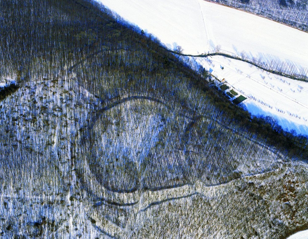 Luftbild der Hünenburg bei Gellinghausen von Süden von 1986 (LWL-Archäologie für Westfalen/Kühlborn).