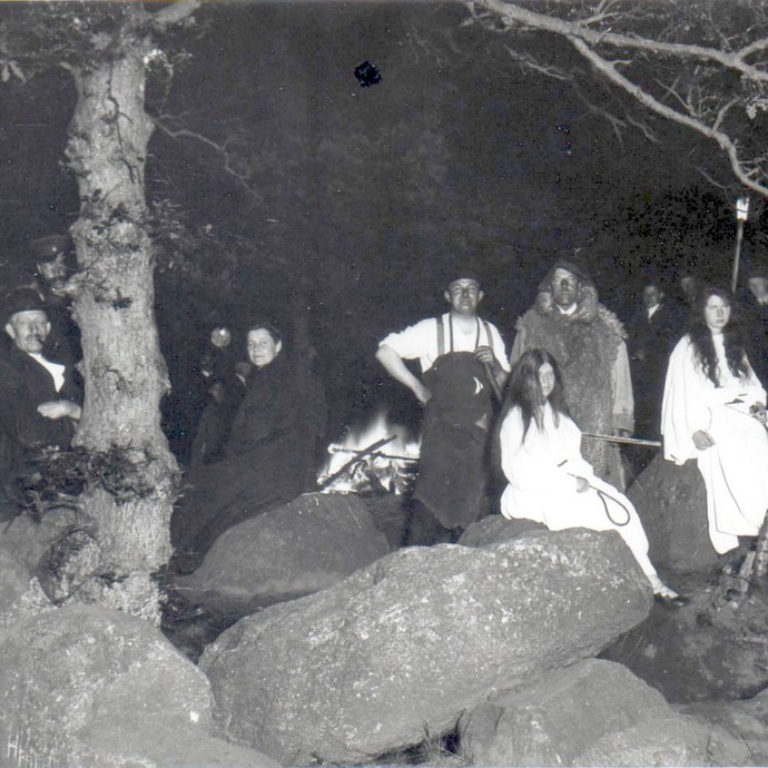 Sonnenwendfeier an den Düwelsteenen, 1925. (vergrößerte Bildansicht wird geöffnet)