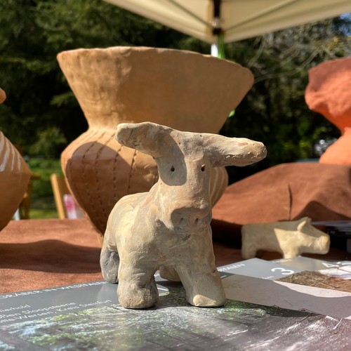 Gefäße und Stierfigur aus Ton (Foto: AKo/Lammers).