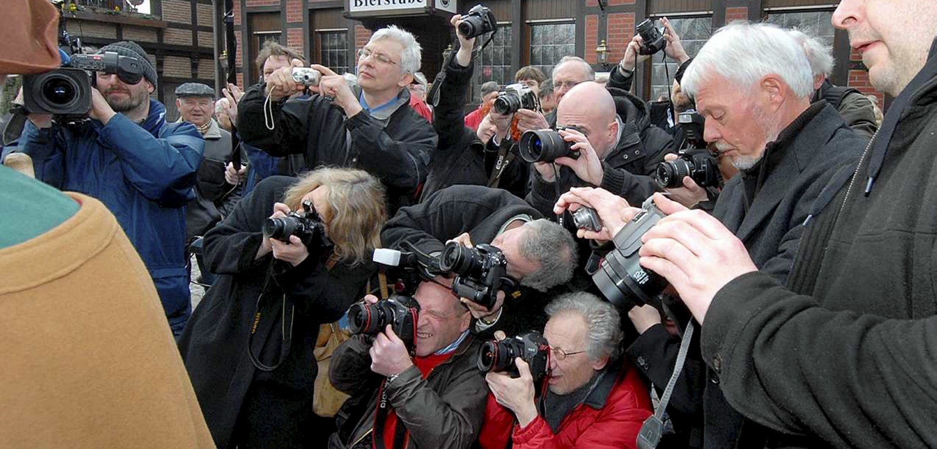 Pressevertreter beim Fotografieren (Foto: Karin Hillebrand WA).