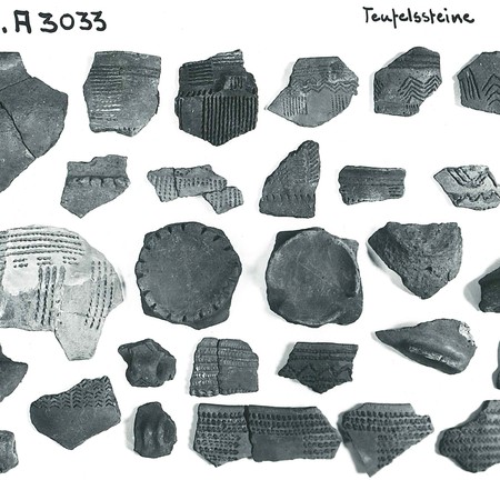 Tafel mit Keramikfunden aus Heiden (Altertumskommission/Archiv).