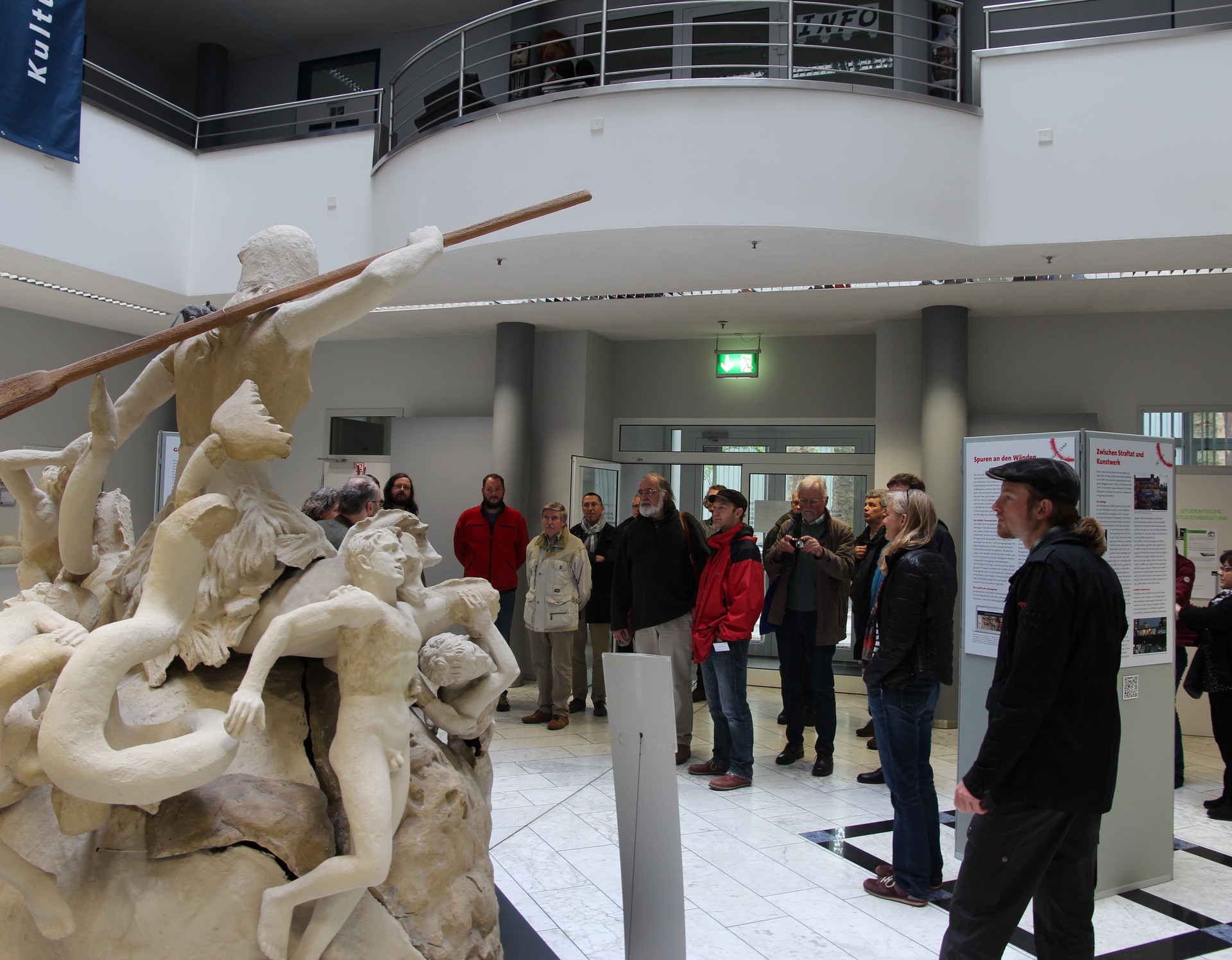 Exkursion: Foyer des "Haus der Archäologien"