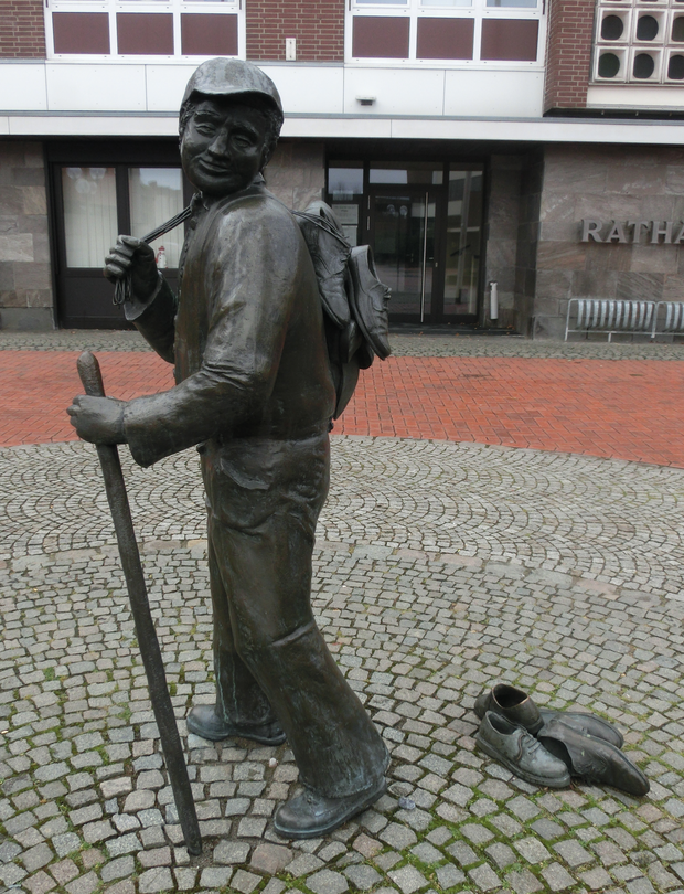 Die Bronzeskulptur des Schusters auf dem Marktplatz von Heiden (Foto: Altertumskommission/Schierhold). Die Bronzeskulptur des Schusters auf dem Marktplatz von Heiden (Foto: Altertumskommission/Schierhold).