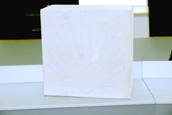 Einer der Pflastersteine mit Muschelsymbol (Foto: Altertumskommission/Reck).