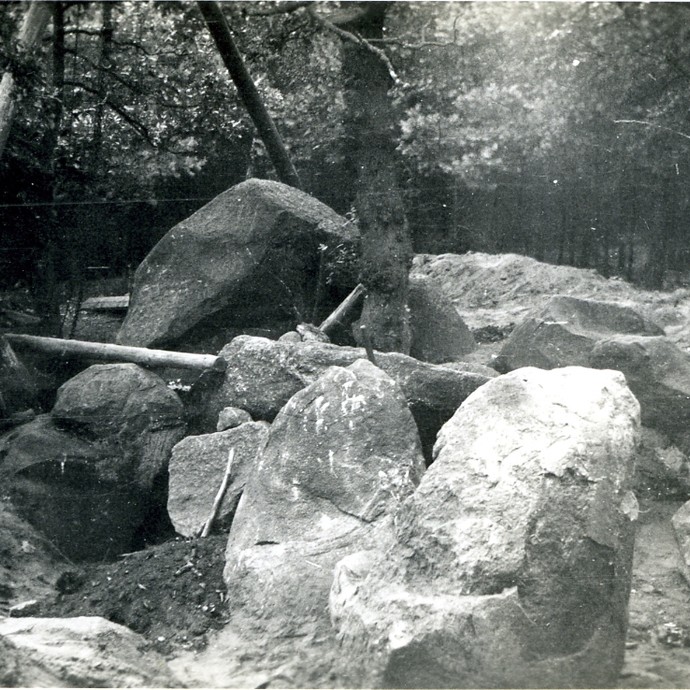 Aufnahme von den Umgestaltungen und Grabungen an den Düwelsteenen 1932. (vergrößerte Bildansicht wird geöffnet)