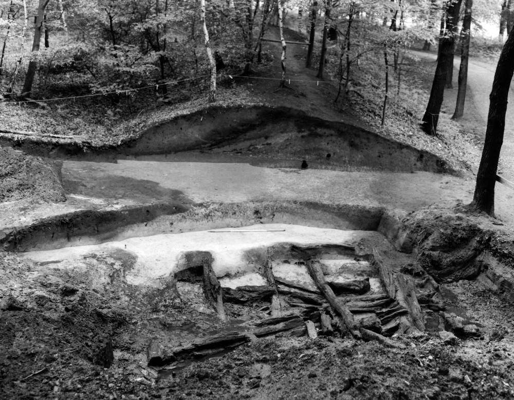 Holzkonstruktion im Wall der Bumannsburg (LWL-Archäologie für Westfalen/Hömberg).